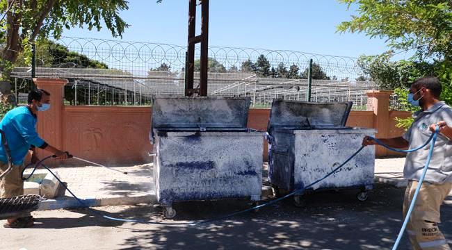 Birecik Belediyesi, Şehrin Çöp Konteynırlarını Dezenfekte Ediyor