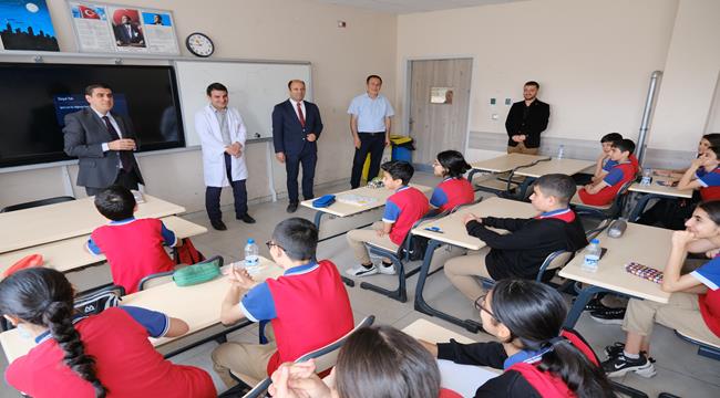Kaymakam Gürbüz, Zeliha-Mehmet Faiz Sözmen Ortaokulu'nu Ziyaret Etti